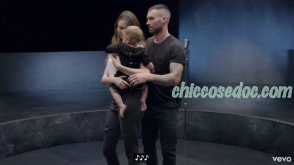 "GIRLS LIKE YOU" - Behati Prinsloo e la figlia Gio Grace nel nuovo video di Adam Levine e dei "Maroon 5"