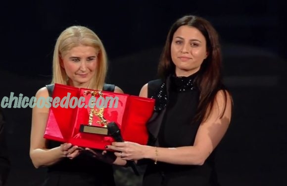 "SANREMO 2019" - Le figlie, Sara e, ritirano il "Premio alla Carriera" attribuito postumo al padre Pino Daniele