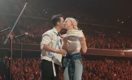 Joe Jonas ha spento ieri le sue 30 candeline sul palco, con i due fratelli con lui nella band "Jonas Brothers" e la moglie attrice, Sophie Turner..