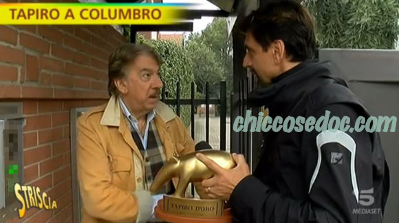 "STRISCIA LA NOTIZIA" - Marco Columbro riceve da Valerio Staffelli il tapiro d'oro