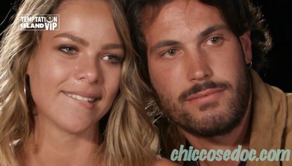 "TEMPTATION ISLAND VIP 2" - Chiara Esposito fa vacillare per un attimo le certezze del fidanzato Simone Bonaccorsi, prima di sorprenderlo con