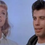 “GREASE”: ADDIO ALLA BIONDA PROTAGONISTA DELLA PELLICOLA MUSICALE, OLIVIA NEWTON-JOHN, MORTA ALL’ETA’ DI 73 ANNI. IL COMMOSSO SALUTO SOCIAL DELL’AMICO, E COLLEGA, JOHN TRAVOLTA..