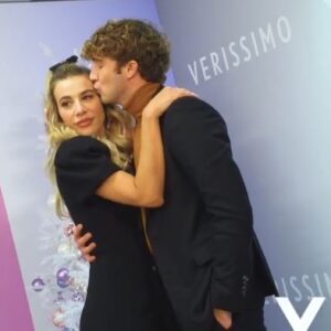 <b>"GRANDE FRATELLO VIP 4" - Paolo Ciavarro e la fidanzata Clizia Incorvaia, insieme, dietro le quinte di "Verissimo"..  Fonte: Instagram</b>