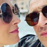 MOSTRA DEL CINEMA DI VENEZIA: SUL TAPPETO ROSSO, LA COPPIA IN DOLCE ATTESA.. CLAUDIO SANTAMARIA E FRANCESCA BARRA. E LA CONSEGNA DEL “LEONE D’ORO” ALLA CARRIERA A JAMIE LEE CURTIS..