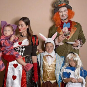 <b>"HALLOWEEN 2021" - Marco Fantini e la compagna Beatrice Valli, con i figli.. Alessandro, Bianca ed Azzurra, come nel mondo di "Alice in Wonderland"..   Fonte: Instagram</b>