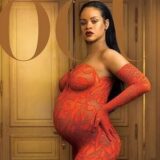 RIHANNA, CON IL PANCIONE PRONUNCIATO DELLA DOLCE ATTESA, IN COPERTINA SU “VOGUE” NEGLI SCATTI “NUDE LOOK”..