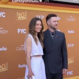 JUSTIN TIMBERLAKE AL FIANCO DELLA MOGLIE JESSICA BIEL.. SUL TAPPETO ROSSO DELLA PREMIERE “HULU” IN CUI LEI HA PRESENTATO LA SERIE DRAMMATICA DI CUI E’ PROTAGONISTA, “CANDY”..