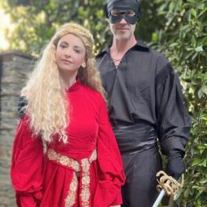 <b>“HALLOWEEN 2022” - Freddie Prinze jr e la moglie Sarah Michelle Gellar, come una bionda dama ed il suo fidato spadaccino..  Fonte: Instagram</b>